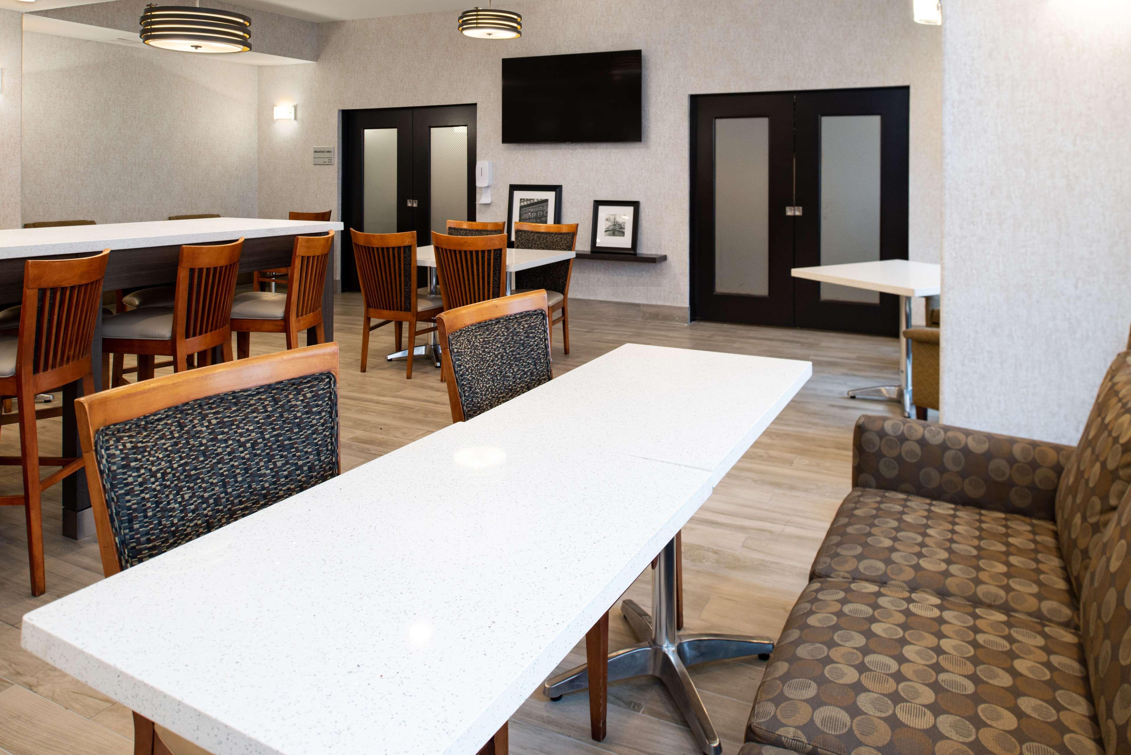 Hampton Inn Kansas City Northeast Экстерьер фото
