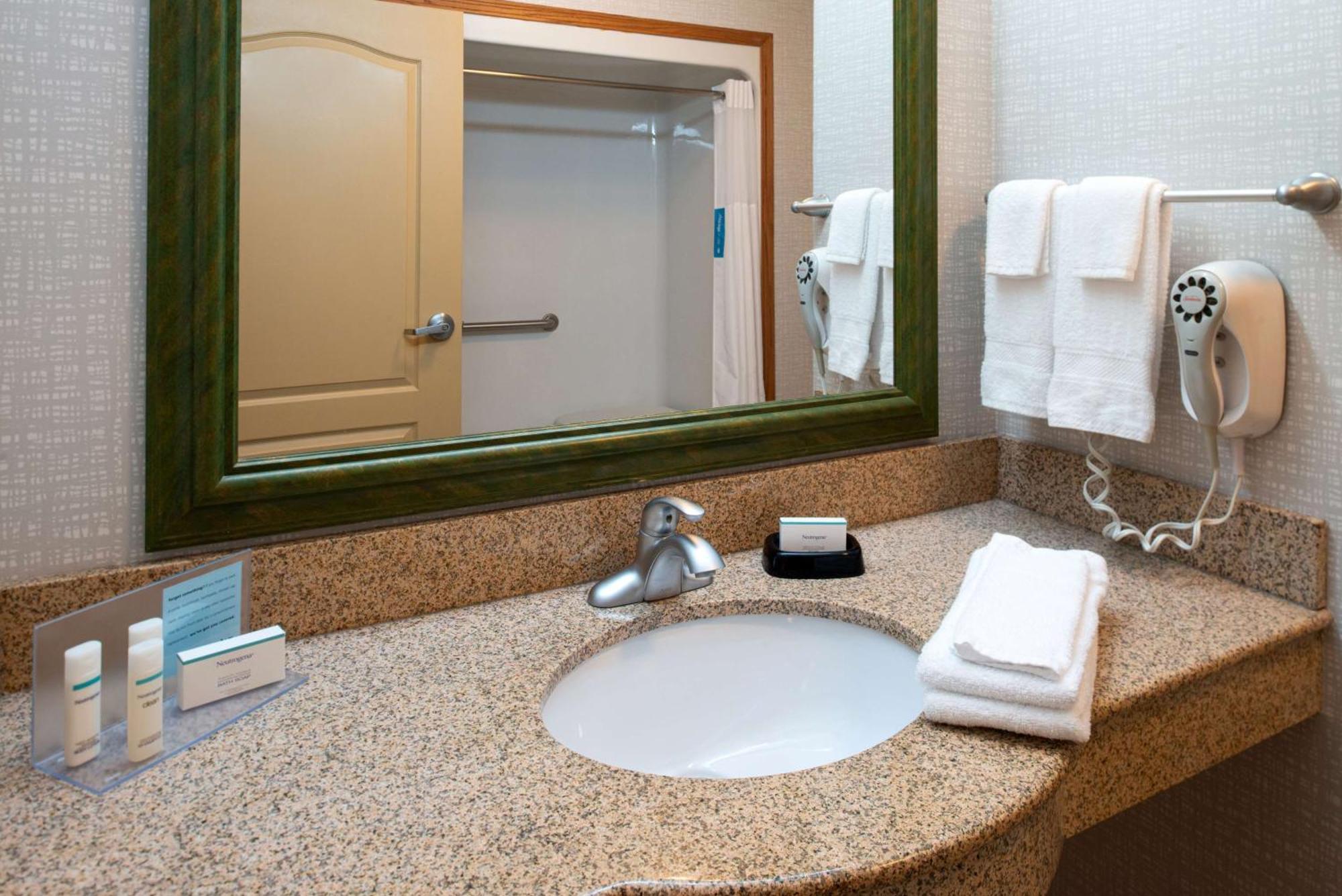 Hampton Inn Kansas City Northeast Экстерьер фото