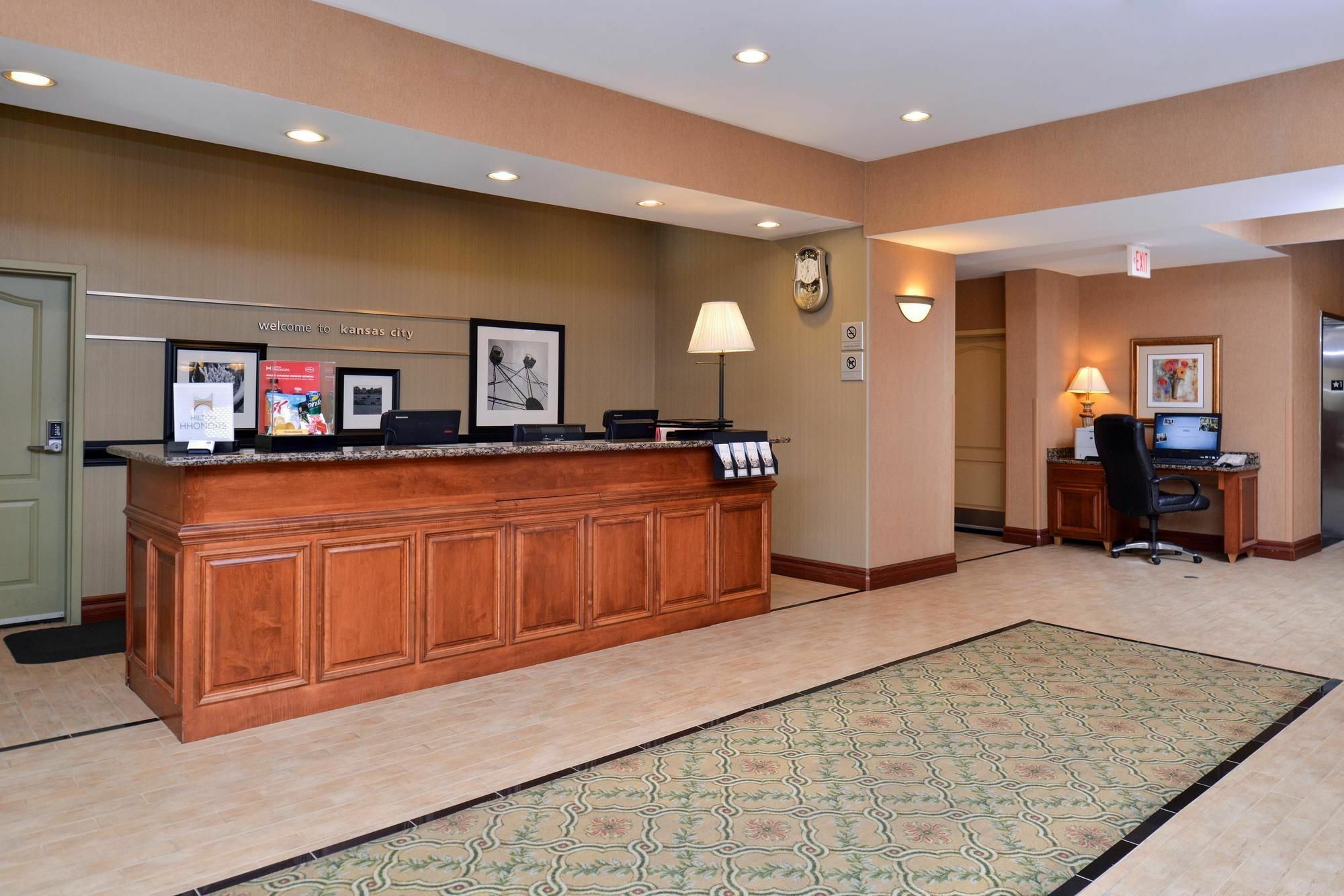 Hampton Inn Kansas City Northeast Экстерьер фото